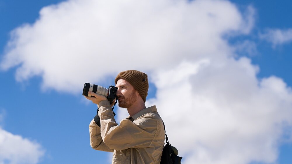 Obiektyw SONY FE 70-200 mm f-4.0 G II OSS człowiek robi zdjęcie  