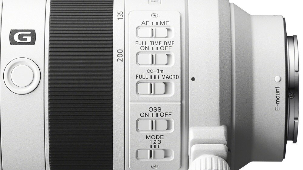 Obiektyw SONY FE 70-200 mm f-4.0 G II OSS z boku  