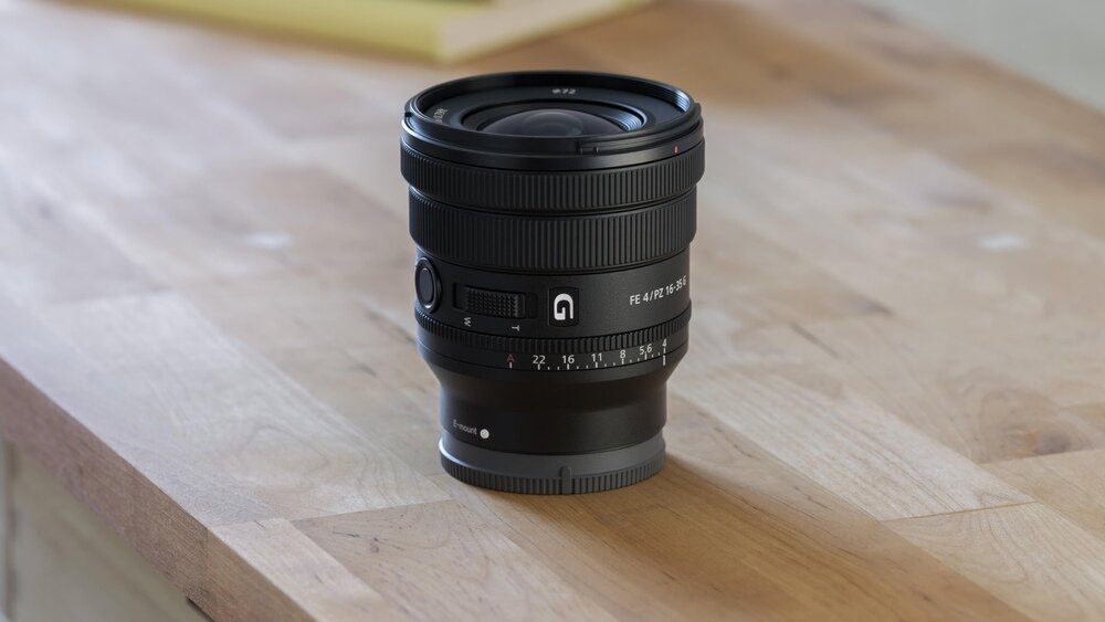 Obiektyw SONY FE PZ 16-35 mm f-4.0 G na blacie