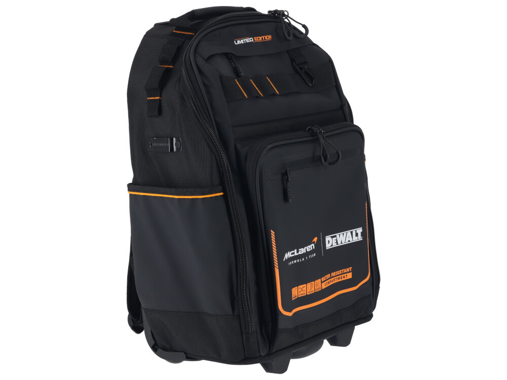 Plecak monterski DEWALT McLaren F1 DWST60101-9 plecak na białym tle widoczny od przodu pod skosem wysokiej klasy materiał o gęstości 1680 denier zabezpiecza plecak przed przetarciami wodoodporna komora o klasie IP54 chroni zawartość przed deszczem wilgocią i kurzem bezpieczny sprzęt