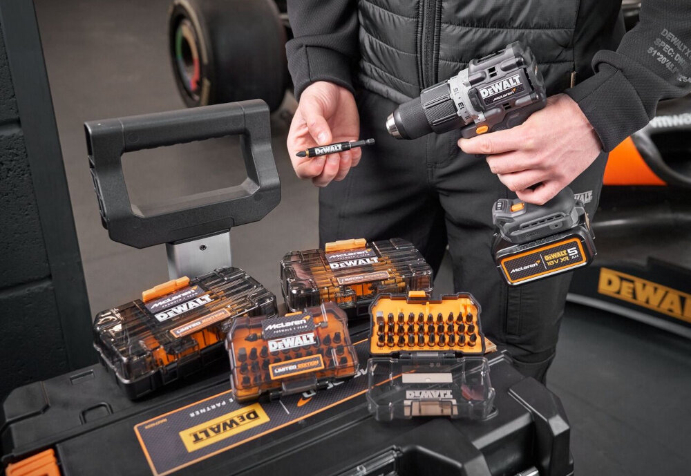Zestaw bitów DEWALT McLaren DT70782-QZ 33 szt. pudełko z bitami na półce obok inne pudełka w tle osoba mocuje bit do elektronarzędzia zestaw bitów udarowych z głowicą kątową w kasecie Tough Case+ wszechstronne wsparcie 33 elementy końcówki o zróżnicowanych rozmiarach magnetyczny uchwyt klucze nasadowe do użytku w warsztacie podczas domowych napraw