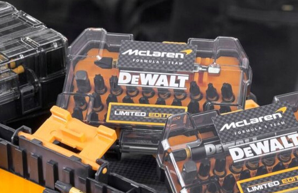 Zestaw bitów DEWALT McLaren DT70901T-QZ 32 szt. pudełko z bitami na półce zestaw bitów poręczny wszechstronny trwałość w pracy precyzja skuteczne wkręcanie łatwe użytkowanie