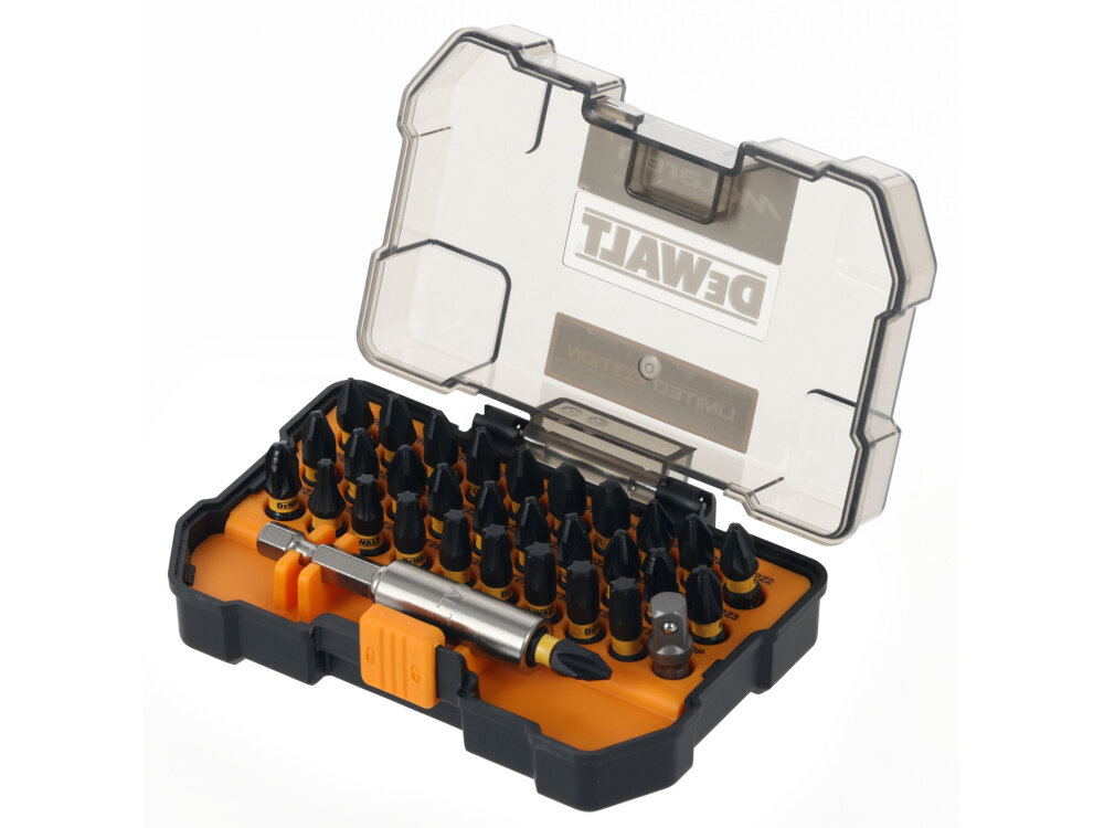 Zestaw bitów DEWALT McLaren DT70901T-QZ 32 szt. zestaw na białym tle widoczny od przodu pod skosem w zestawie udarowy magnetyczny uchwyt do końcówek adapter do końcówek 1/4 cala na zabierak 1/4 cala 25m końcówki udarowe FLEXTORQ 25 mm (PH1 x 1, PH2 x 5, PH3 x 2, PZ1 x 1, PZ2 x 10, PZ3 x 3, T15 x 1, T20 x 1, T25 x 2, T27 x 1, T30 x 3) pudełko do przechowywania dokumentacja