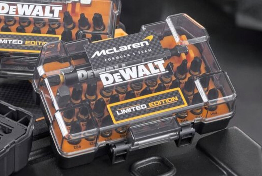 Zestaw bitów DEWALT McLaren DT70900T-QZ 32 szt. pudełko z bitami na półce zestaw bitów poręczny wszechstronny trwałość w pracy precyzja skuteczne wkręcanie łatwe użytkowanie