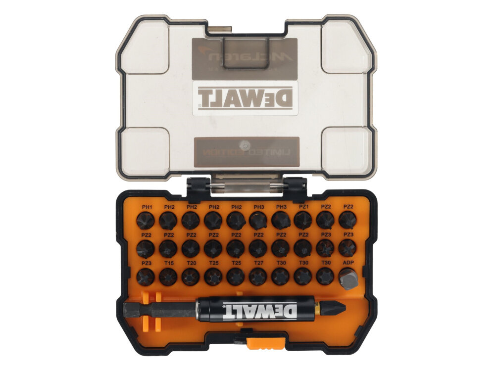 Zestaw bitów DEWALT McLaren DT70900T-QZ 32 szt. otwarte pudełko z bitami na białym tle małe poręczne etui bezpieczne przechowywanie bitów łączenie z innymi elementami systemu blokada końcówek laserowo naniesione oznaczenia rozmiarów