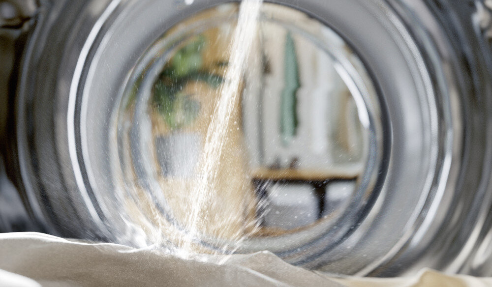 PRALKA MIELE W1 WSG883 WCS zdjęcie lifestyle wprowadzanie wody strumień natrysk na tkaniny ubrania Oszczędnie z PowerWash wysoka wydajność QuickPowerWash zaledwie w 49 minut Spin&Spay Oszczędne pranie wysoka klasa energetyczna