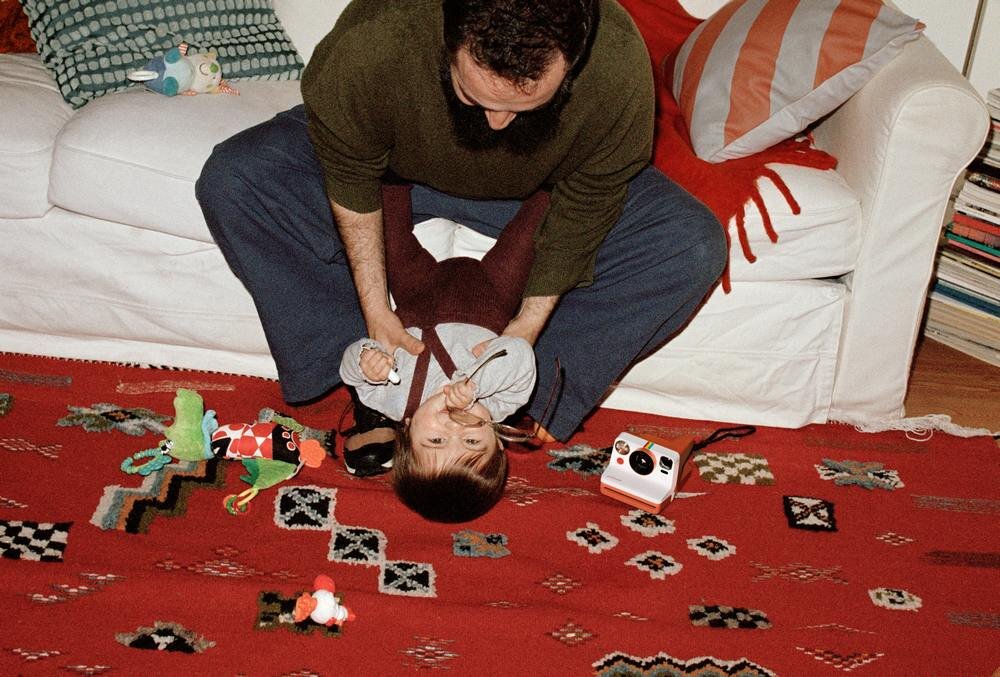 Aparat natychmiastowy POLAROID Now Gen 3 ojciec bawi się z dzieckiem  podwójna ekspozycja samowyzwalacz zdjęcia  