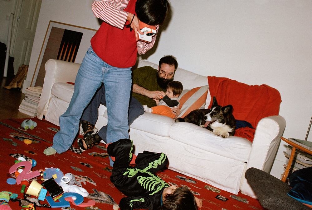 Aparat natychmiastowy POLAROID Now Gen 3 kobieta robi zdjęcie dziecku statyw   Lampa błyskowa