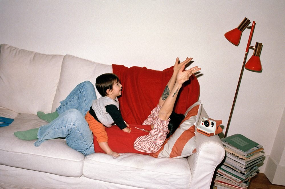 Aparat natychmiastowy POLAROID Now Gen 3 rodzic bawi się z dzieckiem wymiary waga  5,02 × 11,22 × 9,6 cm około 448 g  poręczny i mobilny