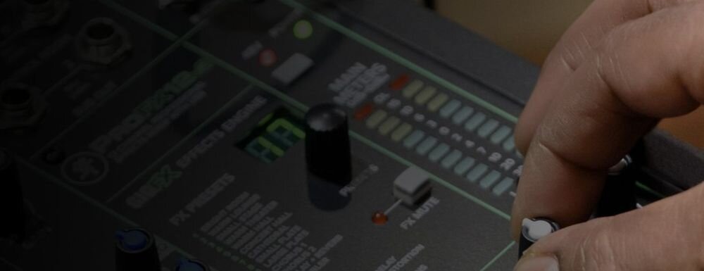 Mikser audio MACKIE ProFX10v3 kompaktowa konstrukcja przedwzmacniacze Onyx 192 kHz Waveform OEM, kadr miksera , reka trzymająca pokrętło