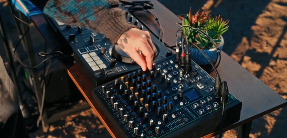 Mikser audio MACKIE ProFX10 GO praca mobilna analogowy mikser interfejs USB-C wydarzenia plenerowe, mikser stojący na stole, osoba stojąca przy mikserze