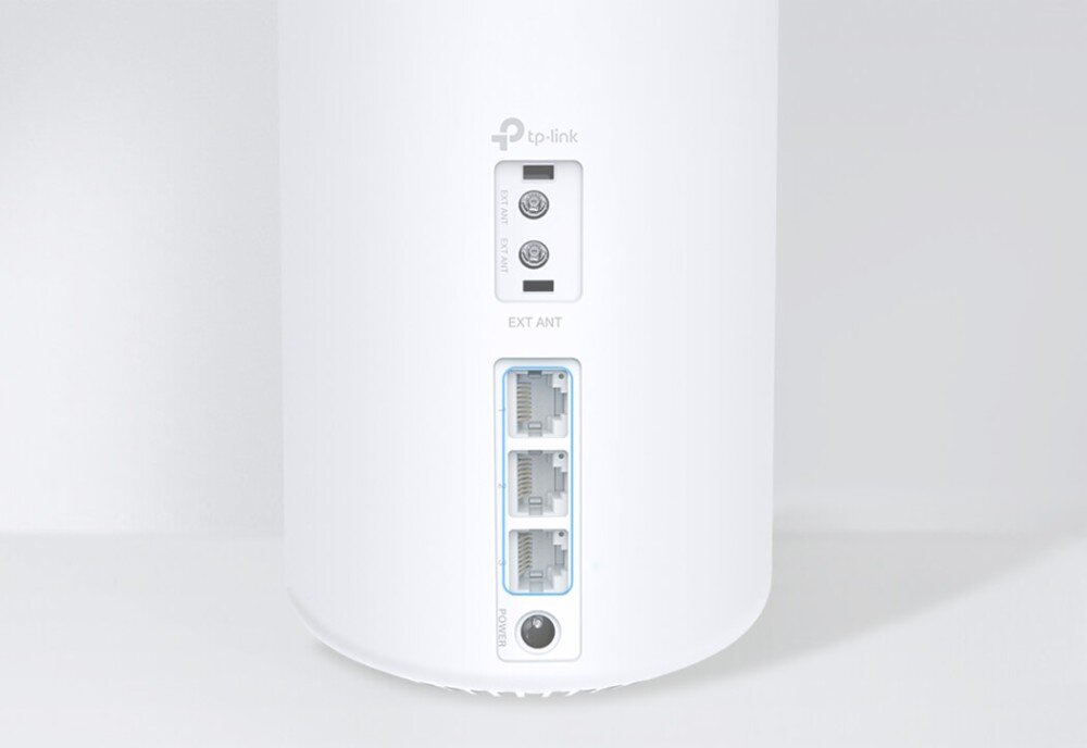 Router TP-LINK Deco X10-4G Zbliżenie na tylny panel białego routera z trzema portami RJ-45, gniazdem zasilania i dwoma złączami anten zewnętrznych, porty Ethernet, przepustowość