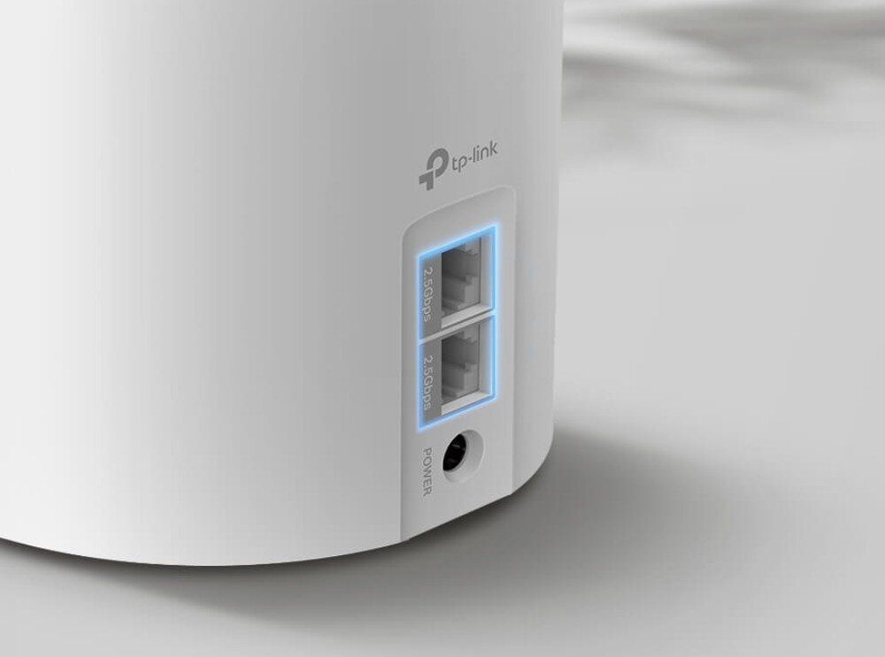 Router TP-LINK Deco X50 Pro Zbliżenie tylnej części urządzenia z dwoma podświetlonymi portami sieciowymi oznaczonymi jako 2.5Gbps i gniazdem zasilania, porty, podłączenie przewodowe