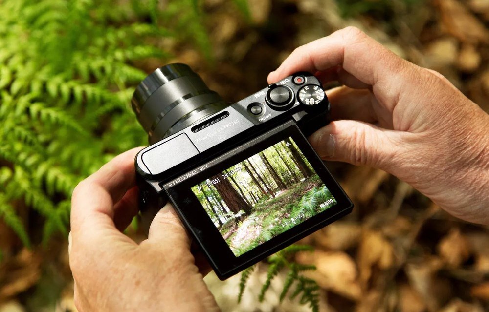 Aparat CANON PowerShot SX740 HS Lite Edition robi zdjęcie w lesie, około 265 zdjęć do 370 w trybie Eco bateria pojemność