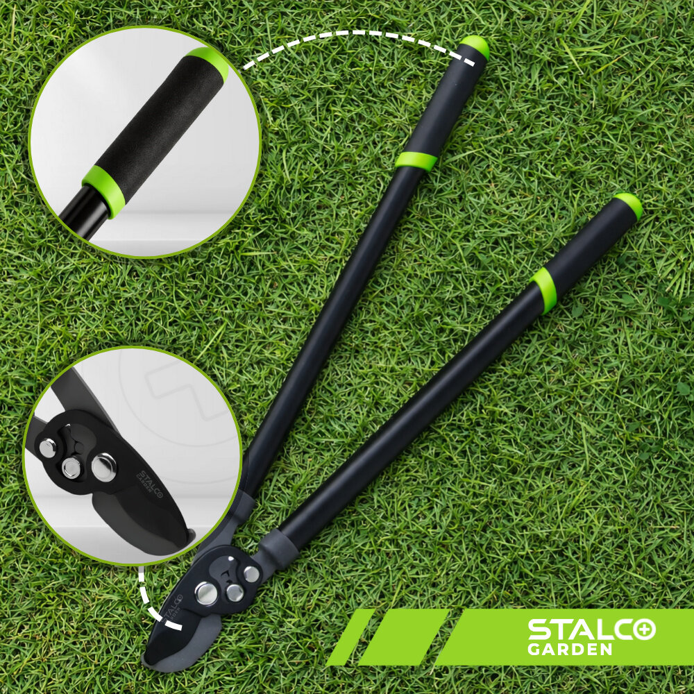 Sekator do gałęzi STALCO GARDEN S104020412 trawnik sekator leży na trawie obok w kółkach zbliżenie na ostrze i uchwyty do pielęgnacyjnego cięcia roślin w ogrodzie, sadzie i na działce przycinanie młodych pędów, świeżych gałęzi formowanie krzewów konstrukcja nożycowa (mijająca)