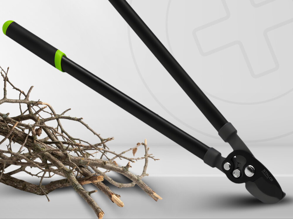 Sekator do gałęzi STALCO GARDEN S104020412 jasne tło sekator na tle obok leżą ścięte gałęzie ostrze wykonane z wysokowęglowej japońskiej stali SK5 ogranicza częstotliwość ostrzenia i skraca przerwy w pracy twarda struktura stali odpowiada za precyzyjne cięcie czyste, równe krawędzie cięcia