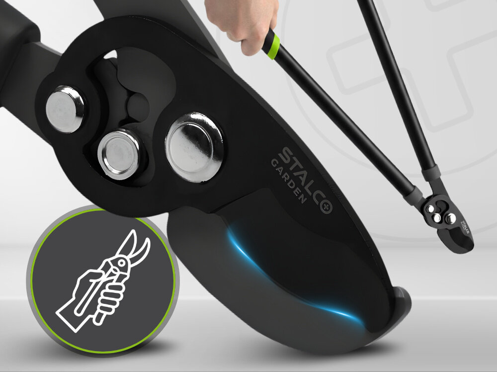 Sekator do gałęzi STALCO GARDEN S104020412 jasne tło zbliżenie na ostrze mechanizm mijający działa jak nożyczki dokładne przycinanie młodych pędów bez uszkadzania ich struktury chroni rośliny przed zgnieceniem i przyspiesza proces gojenia ran po cięciu zdrowszy wzrost i lepsze kwitnienie