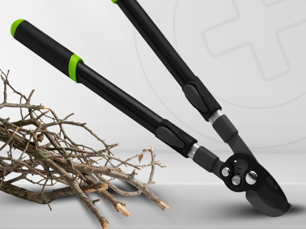 Sekator do gałęzi STALCO GARDEN S104020415 jasne tło sekator na tle obok leżą ścięte gałęzie ostrze wykonane z wysokowęglowej japońskiej stali SK5 ogranicza częstotliwość ostrzenia i skraca przerwy w pracy twarda struktura stali odpowiada za precyzyjne cięcie gałęzi o średnicy do 40 mm czyste, równe krawędzie cięcia