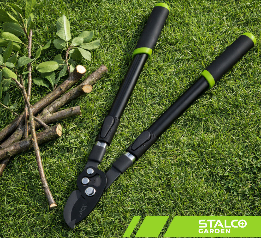 Sekator do gałęzi STALCO GARDEN S104020415 trawnik sekator leży na trawie obok ścięte gałęzie ergonomiczne rękojeści z powłoką antypoślizgową stabilny chwyt bezpieczeństwo pracy dokładniejsze cięcie i mniejsze obciążenie nadgarstków