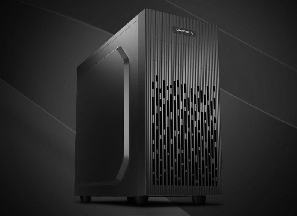 Komputer XQUANTUM XQUANTUM XQR5R16S1TB-XA24D obudowa komputerowa w czarnym kolorze z pionowym, żebrowanym frontem i perforowanym dolnym panelem, opis