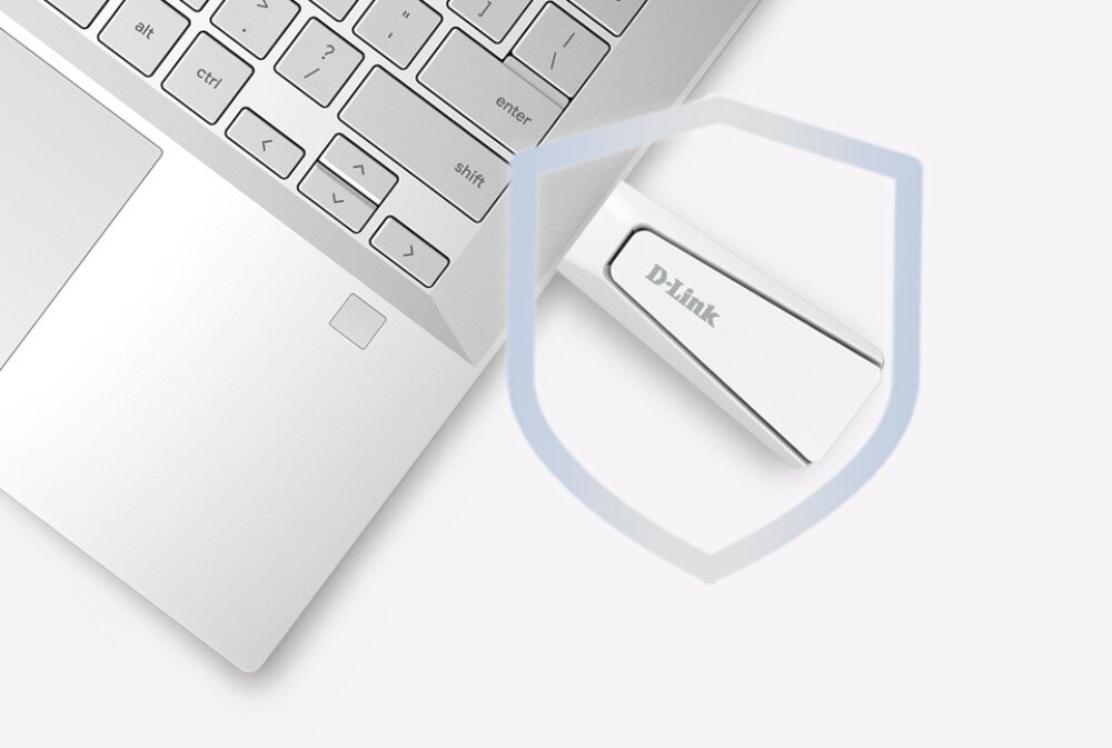 Karta sieciowa D-LINK AX18U Laptop z podłączonym białym adapterem USB. Nałożona grafika w kształcie półprzezroczystej tarczy przedstawia symbolicznie ochronę danych, zabezpieczenia, szyfrowanie WPA3