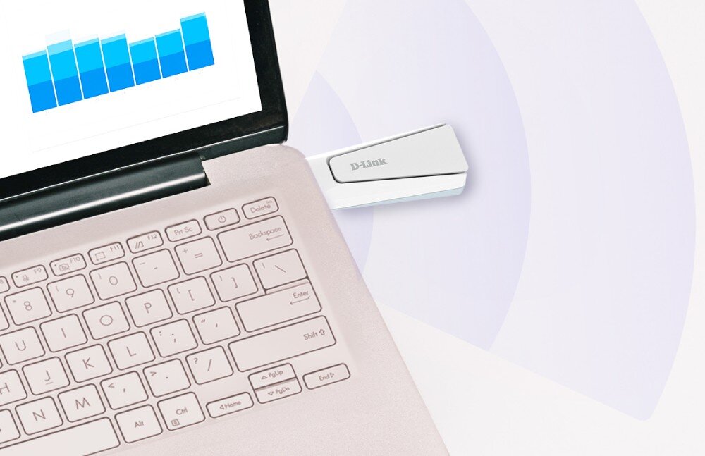 Karta sieciowa D-LINK AX18U Białe urządzenie USB podłączone do bocznego portu laptopa, z którego ekranu wychodzi niebieski sygnał, przedstawiony jako słupki wykresu, podłączenie, instalacja, kompatybilność