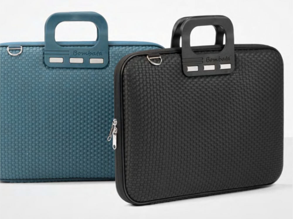 Torba na laptopa BOMBATA Trama 15-16 cali Czarny cała torba trzymana w ręce