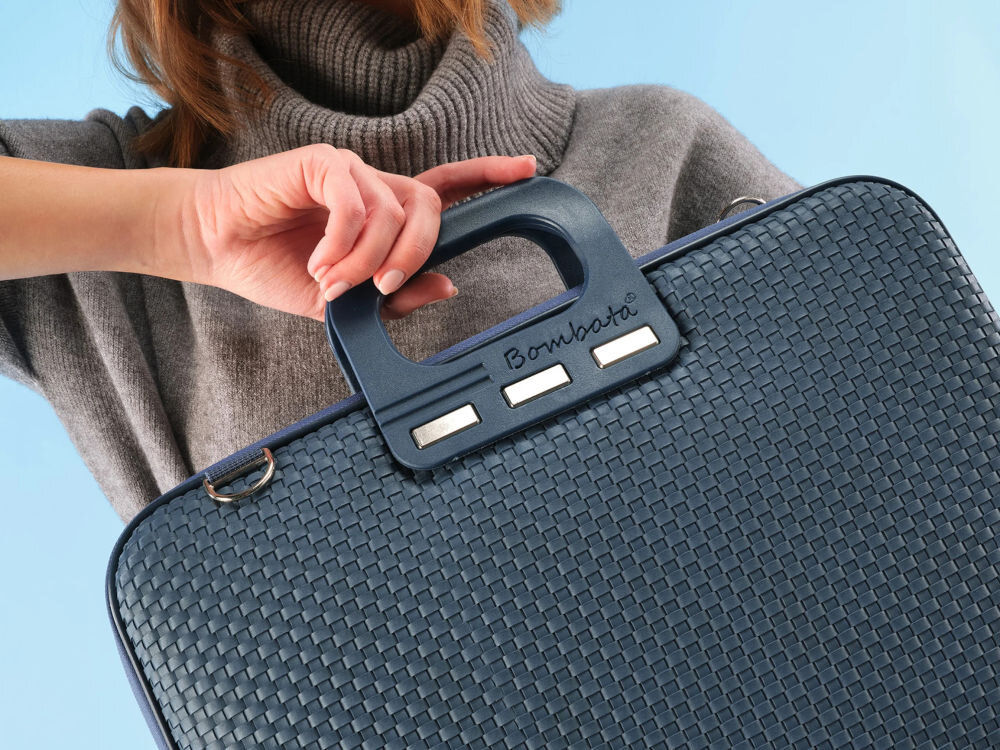 Torba na laptopa BOMBATA Trama 15-16 cali Burgundowy zbliżenie na uchwyt zaczep na pasek miejsce na laptopa akcesoria elastyczne mocowania praktyczny układ kieszeni
