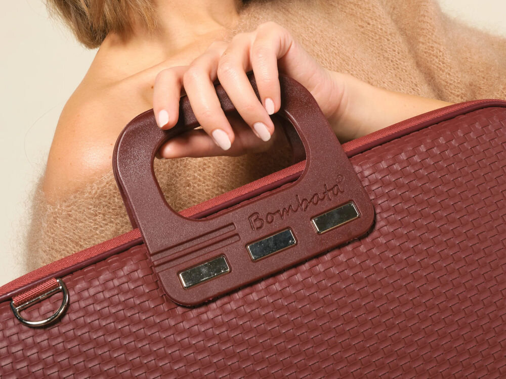 Torba na laptopa BOMBATA Trama 13-14 cali Czarny zbliżenie na uchwyt zaczep zewnętrzna ramka usztywniona