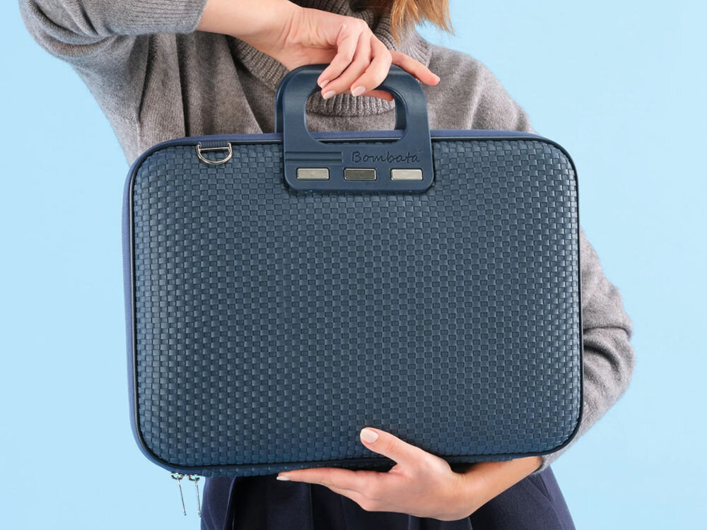 Torba na laptopa BOMBATA Trama 13-14 cali Granatowy cała torba trzymana w ręce