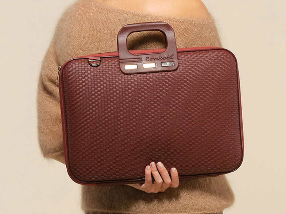 Torba na laptopa BOMBATA Trama 13-14 cali Burgundowy cała torba trzymana w ręce