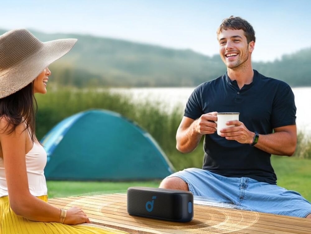 Głośnik mobilny SOUNDCORE Select 2S BassUp wzmocniony bas, głosnik stojący na drewnianym stoliku w plenerze