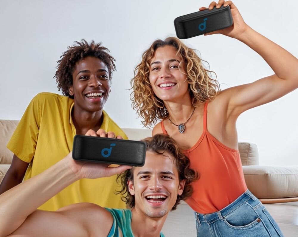 Głośnik mobilny SOUNDCORE Select 2S TWS stereo połączenie dwóch głośników, osoby stojące z głośnikami w rękach