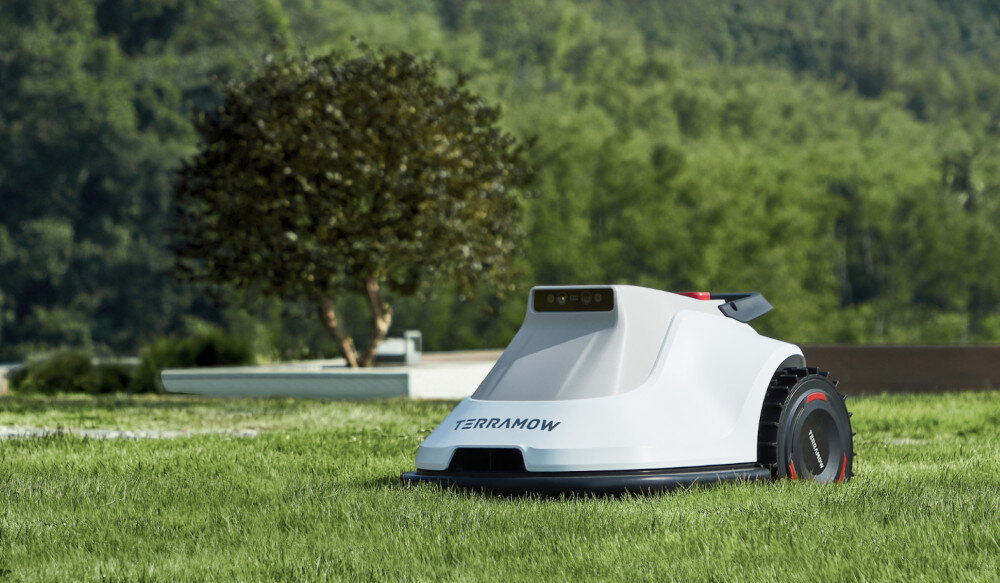 Robot koszący TERRAMOW S800 sterowanie Wi-Fi robot na trawie w tle drzewa kosi trawę uczy się, jak robić to lepiej system adaptacyjnego koszenia dostosowuje intensywność i wysokość cięcia do rodzaju trawnika zoptymalizowana trasa pracy harmonogram koszenia