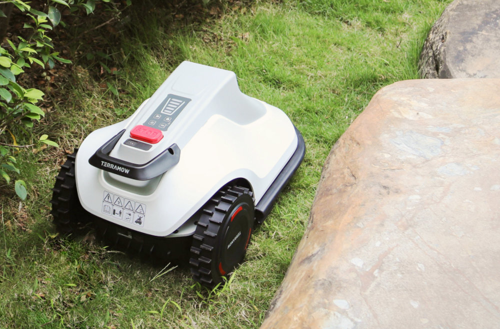 Robot koszący TERRAMOW S1200 sterowanie Wi-Fi robot jedzie po trawie wzdłuż chodnika oszczędność czasu estetyczny wygląd trawnika powierzchnia koszenia do 1200 m²