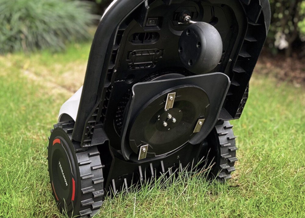 Robot koszący TERRAMOW S1200 sterowanie Wi-Fi robot na trawie widoczne noże do cięcia szerokość cięcia 203 mm system trzech ostrzy regulacja wysokości koszenia w zakresie od 25 do 75 mm regularne cięcie zapobiega przerastaniu trawy zdrowy wygląd