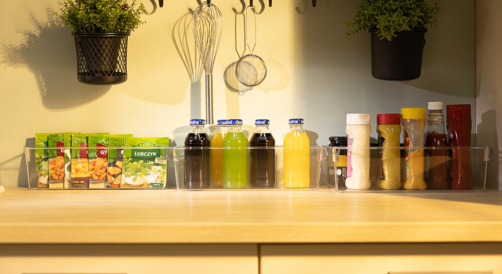 Organizer do lodówki EASYFORM Tall Mini przyprawy zioła butelki sosy lifestyle świeżość Uporządkowana przestrzeń porządek bez bałaganu do warzyw owoców produkty w opakowaniach sosy butelkowe