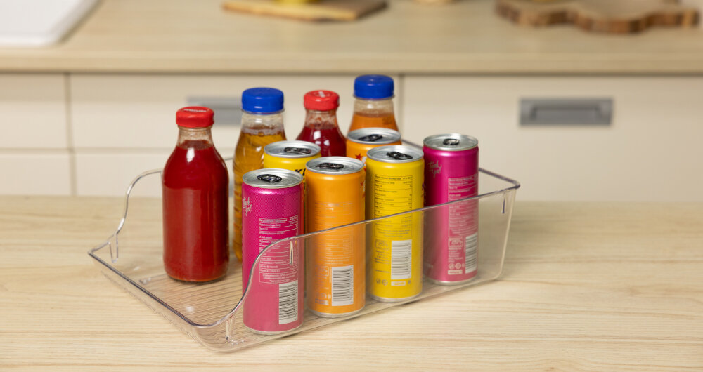 Organizer do lodówki EASYFROM Clear Cans 8.5 L + 2 x 5.4 L (3 szt.) lifestyle kuchnia blat puszki kolorowe napoje butelki kształt korytka bez wysuwania całego pojemnika ułatwia przechowywanie wygoda porządek łatwy dostęp