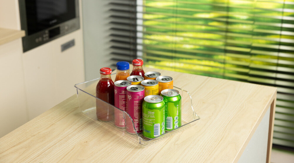 Organizer do lodówki EASYFROM Clear Cans 8.5 L + 2 x 5.4 L (3 szt.) lifestyle kolorowe puszki butelki napoje kuchnia blat
