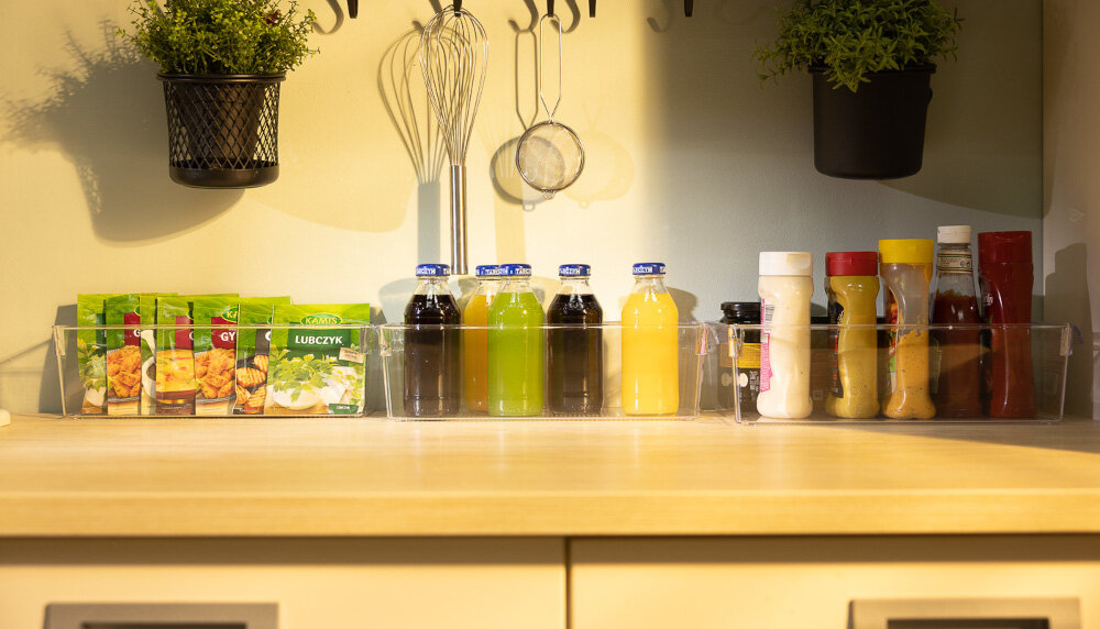 Organizer do lodówki EASYFORM Tall Mini przyprawy zioła butelki sosy lifestyle świeżość Uporządkowana przestrzeń porządek bez bałaganu do warzyw owoców produkty w opakowaniach sosy butelkowe