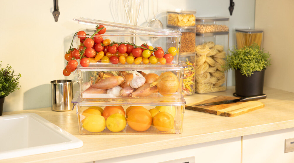 Organizer do lodówki EASYFORM Tall Maxi z pokrywą pojemniki odseparowanie ochrona przed kurzem zapachami sztaplowanie oszczędność miejsca lekkie łatwe wysuwanie pełne przyprawy zioła lifestyle świeżość trzy pojemniki pojemności 3,8 l o wymiarach 36 x 10,5 x 10 cm 3,8 l o wymiarach 36 x 10,5 x 10 cm 7,4 l o wymiarach 36 x 20,5 x 10 cm pokrywki ochrona żywności