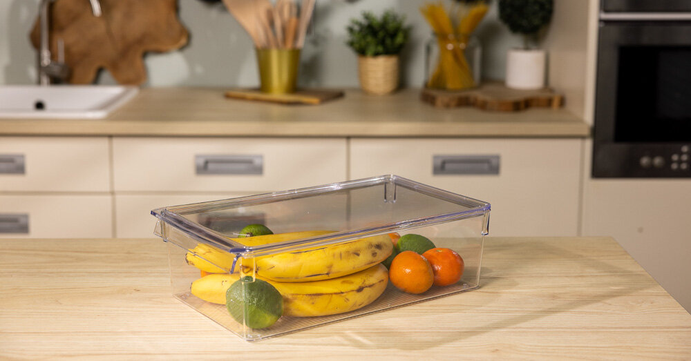 Organizer do lodówki EASYFORM Tall Maxi z pokrywą zamknięty mandarynki limonki owoce cytrusy banany blat kuchnia lifestyle świeżość łatwe utrzymanie czystości czyszczenie gładka powierzchnia szybkie czyszczenie złożenie jeden w drugi
