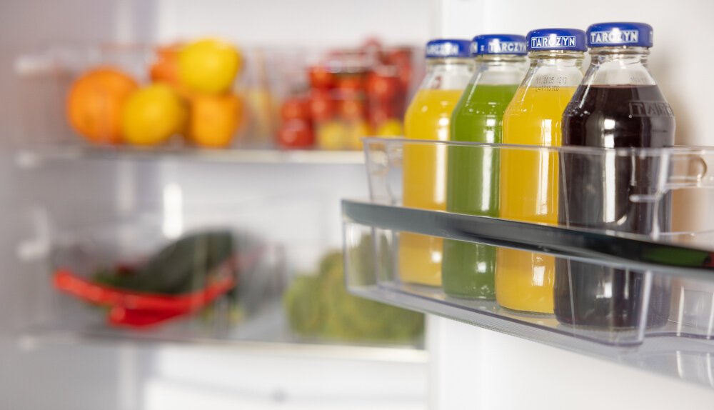 ZESTAW ORGANIZERÓW DO LODÓWKI EASYFROM lodówka wnętrze otwarta pojemnik na drzwiach soki butelki szklane Uporządkowana przestrzeń porządek bez bałaganu do warzyw owoców produkty w opakowaniach sosy butelkowe