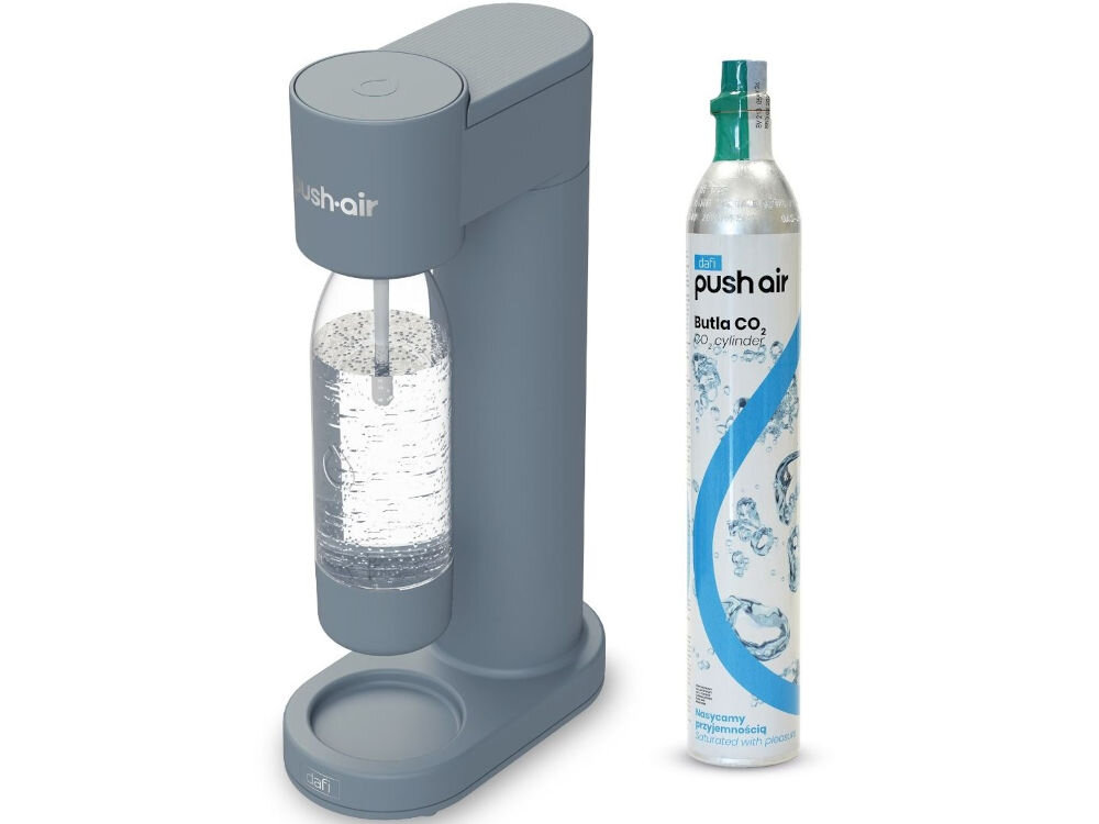 Saturator DAFI Pushair Stalowy + butelka saturator w kolorze szarym stoi bokiem zamontowana butelka obok stoi nabój białe tło urządzenie praktyczna butelka o pojemności 700 ml oryginalna butla z gazem CO₂ do 60 l napoju orzeźwiająca woda gazowana