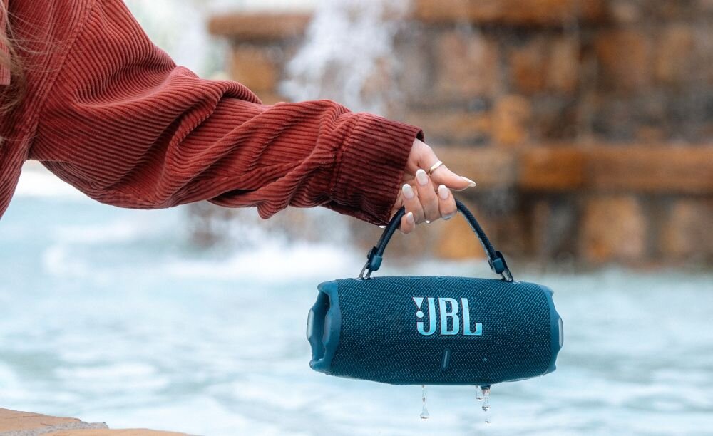 Głośnik mobilny JBL Charge 6 - wytrzymalosc, konstrukcja, standard, wysokosc, podroze, plaza, gory