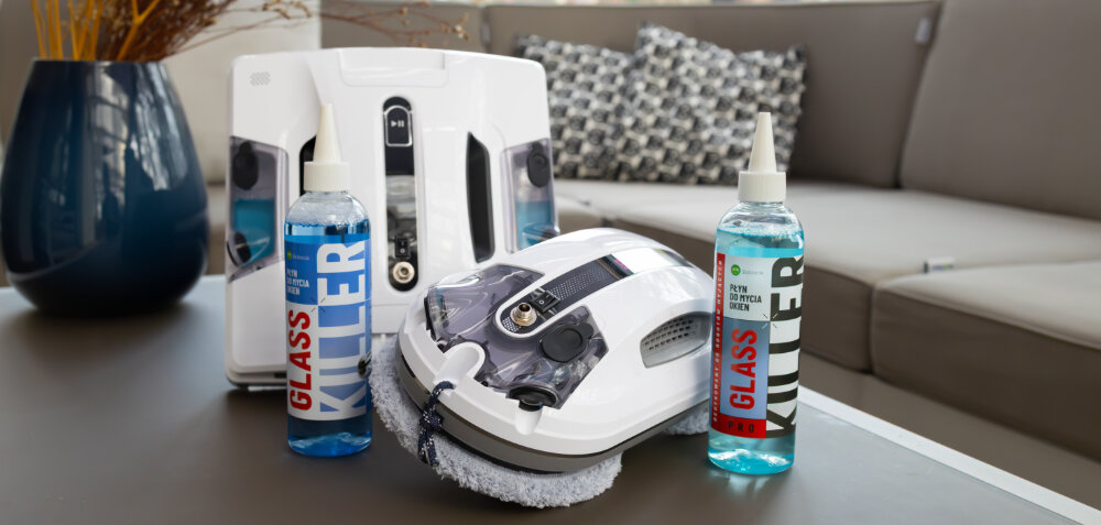 Płyn do mycia okien lifestyle opakowania butelki sofa poduszki robot sprzątający wazon MAŁY ROBOCIK Glass Killer 250 ml detergenty do robotów mycie okien myjki ręczne akumulatorowe bez smug czystość szkła