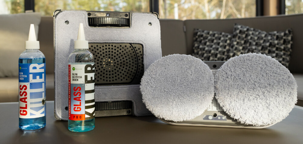 Płyn do mycia okien lifestyle sofa poduszki robot sprzątający opakowania butelki MAŁY ROBOCIK Glass Killer 250 ml detergenty do robotów mycie okien myjki ręczne akumulatorowe bez smug czystość szkła szklane powierzchnie