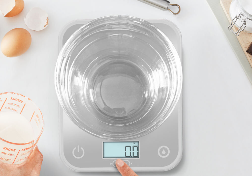 Waga kuchenna TEFAL BC50U4V0 srebrna waga na wadze znajduje się przezroczysta miska wyświetlacz przyciski wszechstronność w wyborze jednostek ułatwienie gotowania gramy ważenie suchych składników centylitry cl i decylitry dl precyzyjne odmierzanie płynów oszczędność czasu unikanie niepotrzebnych błędów w przepisach efektywne gotowanie