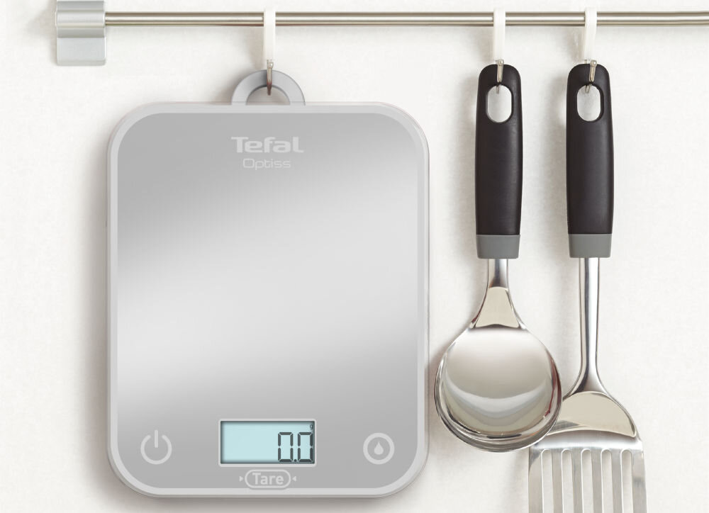 Waga kuchenna TEFAL BC50U4V0 waga wisząca na uchwycie wyświetlacz przyciski srebrny kolor jasne tło srebrny design szklana platforma estetyczna praktyczna przemyślana konstrukcja wbudowana zawieszka schowanie w szufladzie zawieszenie na ścianie harmonia porządek