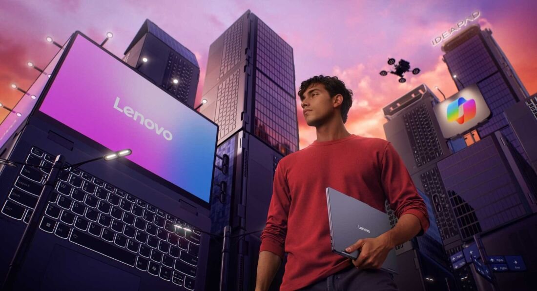 Mężczyzna trzyma laptopa LENOVO IdeaPad 5 przed panoramą miasta.  - pamięć RAM LPDDR5x, Dysk SSD